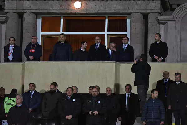 Премьер-министр Никол Пашинян и президент ФФА Артур Ванецян перед началом отборочного матча Евро-2020 между сборными Армении и Финляндии (26 марта 2019). Еревaн Премьер-министр Никол Пашинян и президент ФФА Артур Ванецян перед началом отборочного матча Евро-2020 между сборными Армении и Финляндии (26 марта 2019). Еревaн - Sputnik Армения