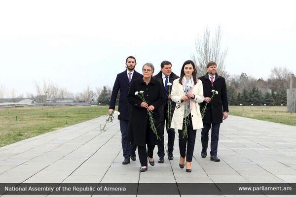 Это приводит к преступлениям: глава ПАСЕ посетила Музей памяти жертв Геноцида армян Это приводит к преступлениям: глава ПАСЕ посетила Музей памяти жертв Геноцида армян - Sputnik Армения