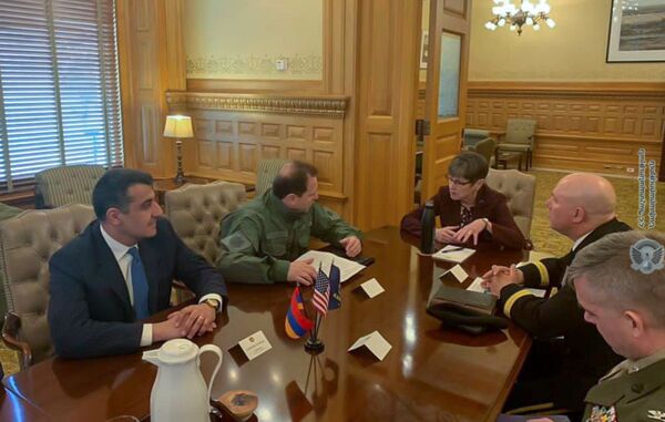 Углубление сотрудничества: министр обороны Армении вручил подарок губернатору Канзаса - Sputnik Армения