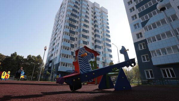Детская площадка во дворе многоэтажных жилых домов  - Sputnik Армения