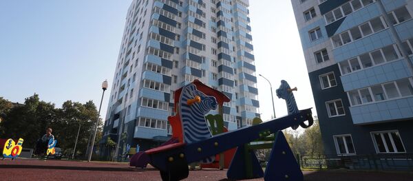 Детская площадка во дворе многоэтажных жилых домов Детская площадка во дворе многоэтажных жилых домов - Sputnik Արմենիա