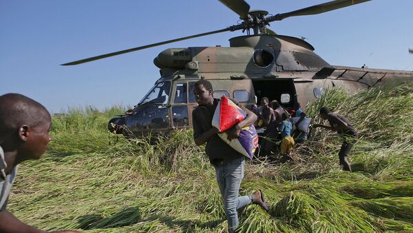 Вертолет ВВС ЮАР во время помощи мозамбикцам после разрушительного тропического циклона Идай (26 марта 2019). Гварагвар - Sputnik Армения