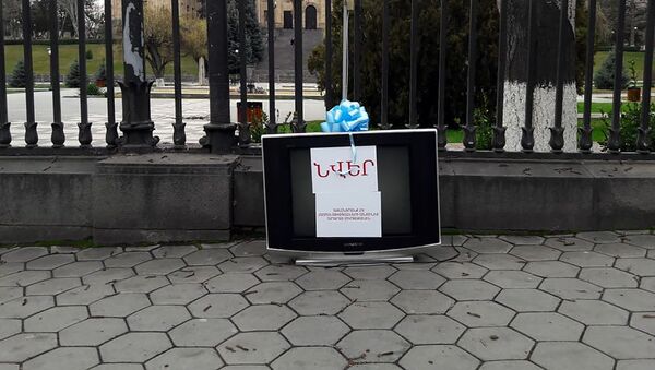 Оставленный перед зданием НС телевизор, подписанный подарком для спикера Арарата Мирзояна от ОО Альтернатива (28 марта 2019). Еревaн - Sputnik Արմենիա
