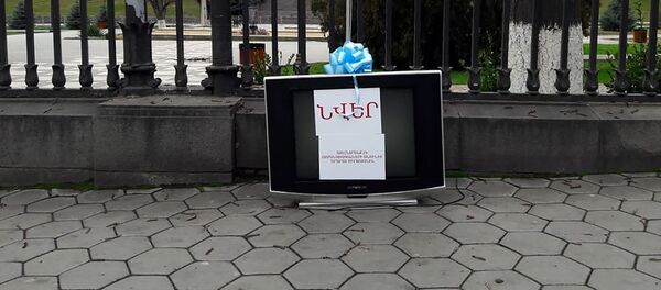 Оставленный перед зданием НС телевизор, подписанный подарком для спикера Арарата Мирзояна от ОО Альтернатива (28 марта 2019). Еревaн Оставленный перед зданием НС телевизор, подписанный подарком для спикера Арарата Мирзояна от ОО Альтернатива (28 марта 2019). Еревaн - Sputnik Արմենիա