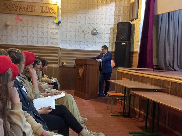 Мой лидер – папа: сотрудник СК России провел урок для школьников в Гюмри Мой лидер – папа: сотрудник СК России провел урок для школьников в Гюмри - Sputnik Армения