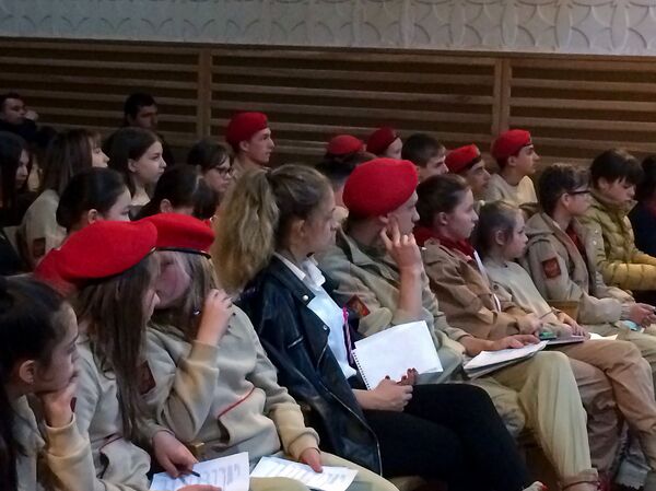 Мой лидер – папа: сотрудник СК России провел урок для школьников в Гюмри Мой лидер – папа: сотрудник СК России провел урок для школьников в Гюмри - Sputnik Армения