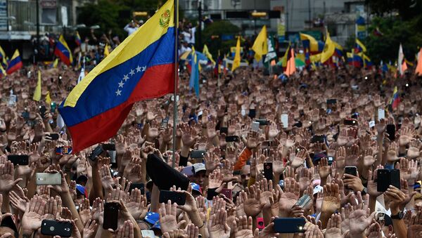 Mассовый митинг оппозиции против президента Николаса Мадуро, на котором глава НС Венесуэлы Хуан Гуайдо объявил себя исполняющим обязанности президента страны (23 января 2019). Каракас - Sputnik Արմենիա