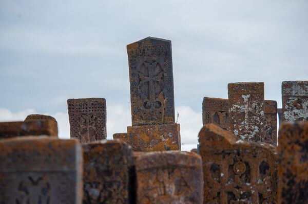 Кладбище изгоев и модный цвет от Шанель: погребальные традиции армян поражают воображение Кладбище изгоев и модный цвет от Шанель: погребальные традиции армян поражают воображение - Sputnik Армения