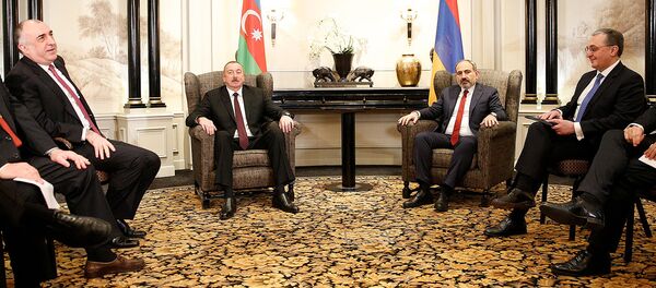 Встреча премьер-министра Армении Никола Пашиняна и президента Азербайджана Ильхама Алиева (29 марта 2019). Вена - Sputnik Армения