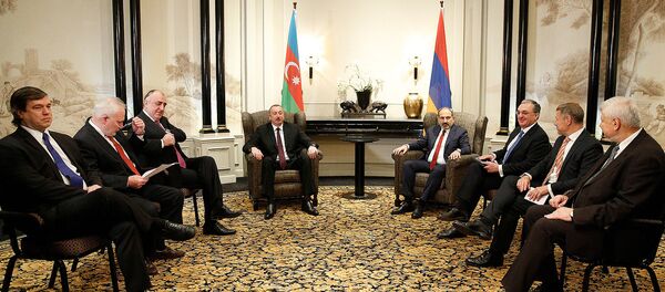 Встреча премьер-министра Армении Никола Пашиняна и президента Азербайджана Ильхама Алиева (29 марта 2019). Вена - Sputnik Արմենիա
