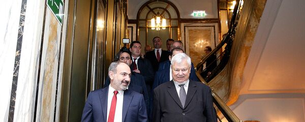 Премьер-министр Армении Никол Пашинян и личный представитель действующего председателя ОБСЕ, посол Анджей Каспрчик перед началом встречи с президентом Азербайджана Ильхамом Алиевом (29 марта 2019). Вена Премьер-министр Армении Никол Пашинян и личный представитель действующего председателя ОБСЕ, посол Анджей Каспрчик перед началом встречи с президентом Азербайджана Ильхамом Алиевом (29 марта 2019). Вена - Sputnik Արմենիա