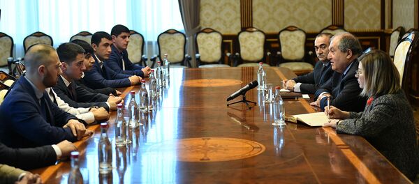 Президент Армен Саркисян принял бывших военнослужащих - участников апрельской войны 2016 года (29 марта 2019). Еревaн Президент Армен Саркисян принял бывших военнослужащих - участников апрельской войны 2016 года (29 марта 2019). Еревaн - Sputnik Արմենիա