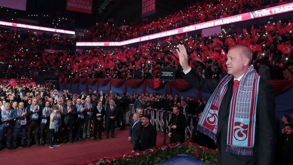 Президент Турции Реджеп Тайип Эрдоган приветствует своих сторонников из черноморского города Трабзон, проживающих в Стамбуле (26 марта 2019). Турция - Sputnik Արմենիա