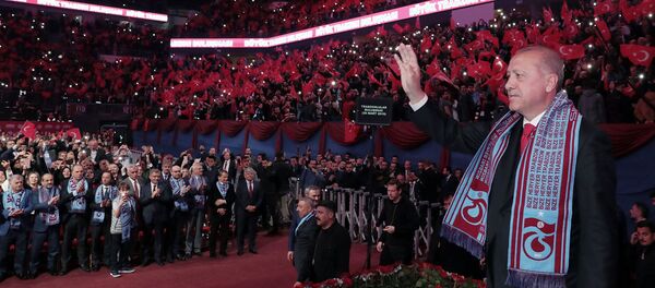 Президент Турции Реджеп Тайип Эрдоган приветствует своих сторонников из черноморского города Трабзон, проживающих в Стамбуле (26 марта 2019). Турция - Sputnik Արմենիա