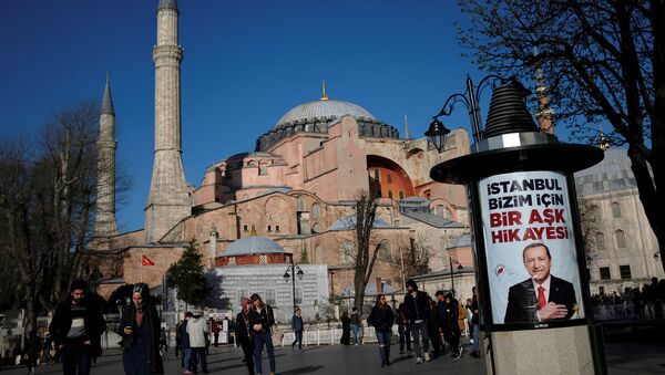 Предвыборный баннер президента Турции Тайипа Эрдогана около собора Святой Софии Византийской эпохи (28 марта 2019). Стамбул - Sputnik Армения