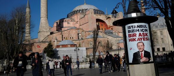 Предвыборный баннер президента Турции Тайипа Эрдогана около собора Святой Софии Византийской эпохи (28 марта 2019). Стамбул - Sputnik Արմենիա
