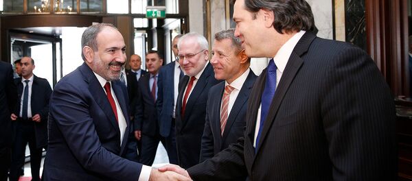 Премьер-министр Армении Никол Пашинян и сопредседатель ОБСЕ Стефан Висконти (Франция) перед началом встречи с президентом Азербайджана Ильхамом Алиевом (29 марта 2019). Вена Премьер-министр Армении Никол Пашинян и сопредседатель ОБСЕ Стефан Висконти (Франция) перед началом встречи с президентом Азербайджана Ильхамом Алиевом (29 марта 2019). Вена - Sputnik Արմենիա