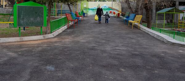 Родитель с ребенком в детском саду - Sputnik Армения