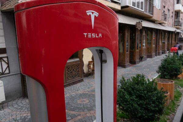 Реальная цена предложения премьера: лучше дорогой автомобиль или дешевый электромобиль? - Sputnik Армения