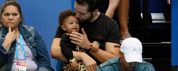 Алексис Оганян с дочкой Олимпией во время матча Серены Уильямс с Кэти Боултер на Кубке Хопмана (3 января 2019). Перт, Австралия Алексис Оганян с дочкой Олимпией во время матча Серены Уильямс с Кэти Боултер на Кубке Хопмана (3 января 2019). Перт, Австралия - Sputnik Արմենիա
