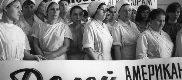 Митинг протеста против вооруженного вторжения американских войск в Камбоджу на кондитерской фабрике Красный Октябрь. Митинг протеста против вооруженного вторжения американских войск в Камбоджу на кондитерской фабрике Красный Октябрь. - Sputnik Армения