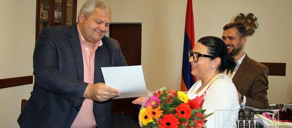 Мэр Ванадзора Мамикон Асланян вручает благодарственное письмо Агнессе Шахназарян (27 марта 2019). Ванадзор Мэр Ванадзора Мамикон Асланян вручает благодарственное письмо Агнессе Шахназарян (27 марта 2019). Ванадзор - Sputnik Армения