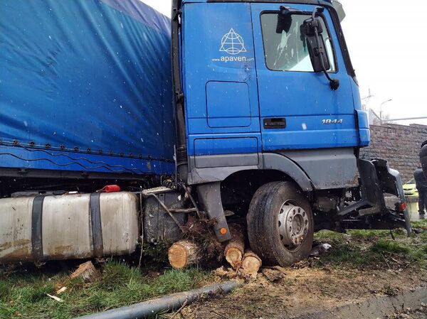 Խոշոր վթար Երևանում. բեռնատարը տապալել է ծառերն ու էլեկտրական սյունը. լուսանկարներ - Sputnik Արմենիա