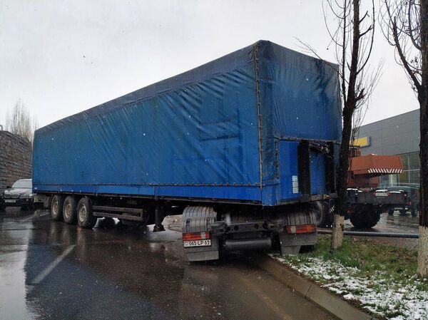 Խոշոր վթար Երևանում. բեռնատարը տապալել է ծառերն ու էլեկտրական սյունը. լուսանկարներ - Sputnik Արմենիա