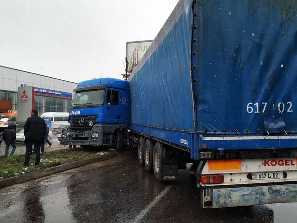 Խոշոր վթար Երևանում. բեռնատարը տապալել է ծառերն ու էլեկտրական սյունը. լուսանկարներ - Sputnik Արմենիա