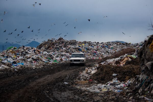 Գոնե Երևանի աղբը այստեղ չհասներ. աղբավայրի պատճառով Մասիսում սովորում են չշնչել Գոնե Երևանի աղբը այստեղ չհասներ. աղբավայրի պատճառով Մասիսում սովորում են չշնչել - Sputnik Արմենիա