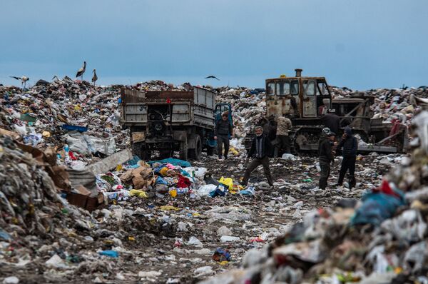 Գոնե Երևանի աղբը այստեղ չհասներ. աղբավայրի պատճառով Մասիսում սովորում են չշնչել Գոնե Երևանի աղբը այստեղ չհասներ. աղբավայրի պատճառով Մասիսում սովորում են չշնչել - Sputnik Արմենիա
