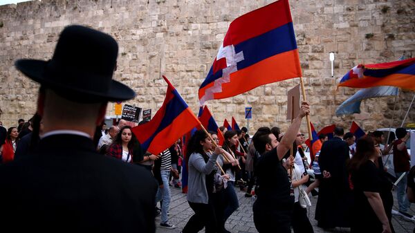 Члены армянской общины с флагами Армении и Карабаха на улицах Старого города (23 апреля 2016). Иерусалим - Sputnik Արմենիա