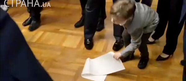 Внук Порошенко едва не уничтожил бюллетень деда Внук Порошенко едва не уничтожил бюллетень деда - Sputnik Армения
