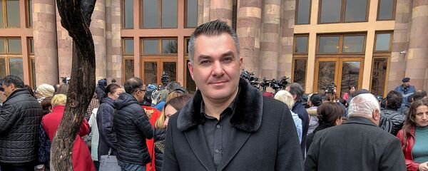 Армен Саркисян на акции протеста у Дома правительства (1 апреля 2019). Еревaн - Sputnik Արմենիա