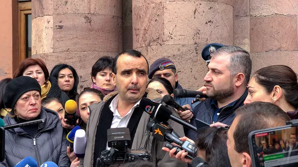 Ведущий дирижер Национального академического Театра оперы и балета им. Спендиаряна Арутюн Арзуманян на акции протеста у Дома правительства (1 апреля 2019). Еревaн - Sputnik Армения