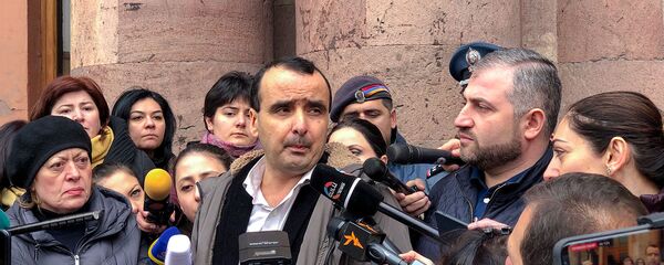 Ведущий дирижер Национального академического Театра оперы и балета им. Спендиаряна Арутюн Арзуманян на акции протеста у Дома правительства (1 апреля 2019). Еревaн - Sputnik Армения