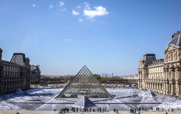 Инсталляция на пирамиде Лувра в честь её 30-летия - Sputnik Армения