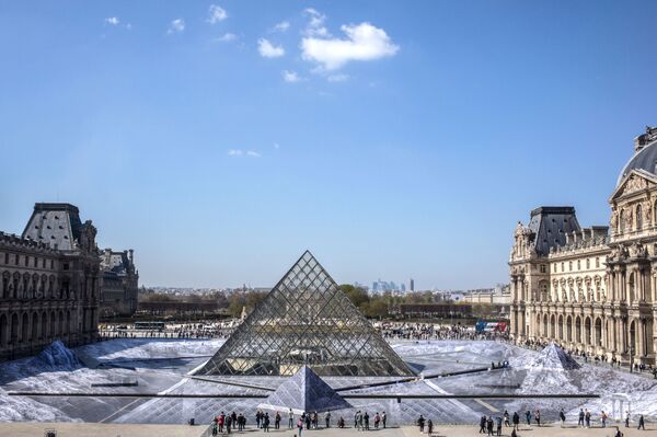 Инсталляция на пирамиде Лувра в честь её 30-летия - Sputnik Армения