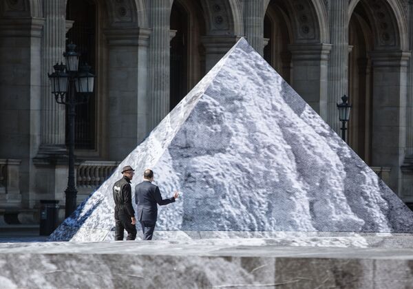 Инсталляция на пирамиде Лувра в честь её 30-летия - Sputnik Армения