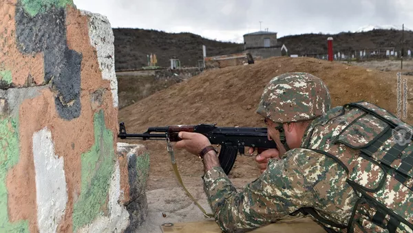 Армянские военнослужащие на тренировках по стрельбе