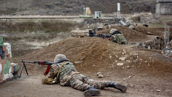 Армянские военнослужащие на тренировках по стрельбе - Sputnik Արմենիա