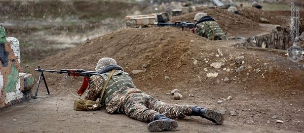 Армянские военнослужащие на тренировках по стрельбе - Sputnik Արմենիա