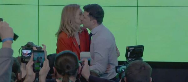 Расцеловал жену: как Зеленский реагировал на результаты экзит-полов Расцеловал жену: как Зеленский реагировал на результаты экзит-полов - Sputnik Армения