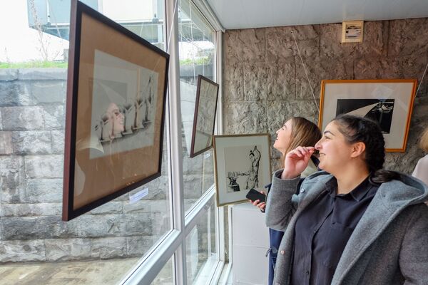 Выставка карикатур Владимира Аброяна в Росскийско-Армянском Университете (1 апреля 2019). Еревaн - Sputnik Армения