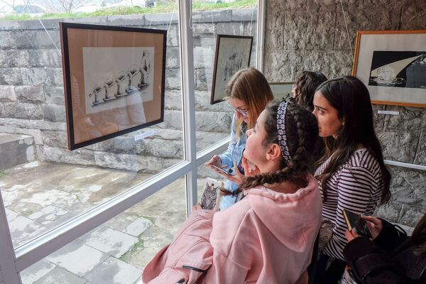 Аброян порой заряжает общество на доброту: первое апреля – день шуток, а не обмана Аброян порой заряжает общество на доброту: первое апреля – день шуток, а не обмана - Sputnik Армения