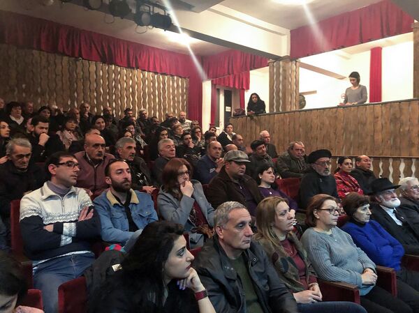 Գյումրիում թույլ չեն տա անծանոթներին թատրոն խցկվել. աճեմյանցիներն «ապահովագրվում» են - Sputnik Արմենիա