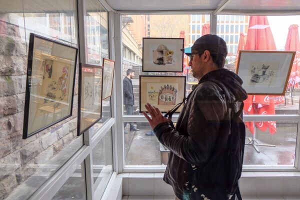 Выставка карикатур Владимира Аброяна в Росскийско-Армянском Университете (1 апреля 2019). Еревaн - Sputnik Армения