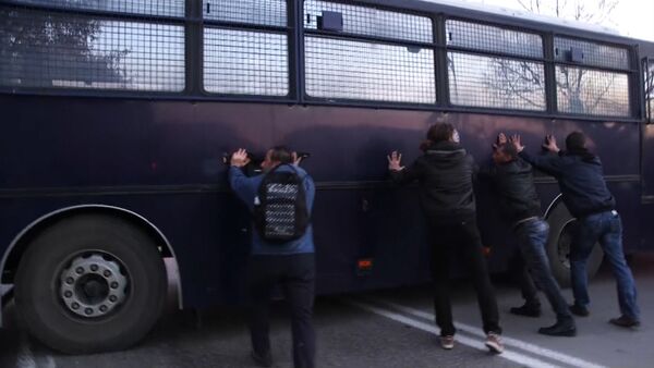 СПУТНИК_Фермеры раскачивали автобус полиции на митинге против реформ в Греции - Sputnik Արմենիա