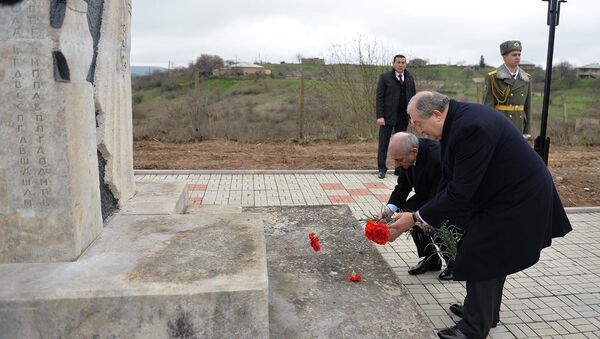 Президенты Армении и Карабаха Армен Саркисян и Бако Саакян возложили цветы к монументу в честь павших солдат в апрельской войне (1 апреля 2019). Талиш - Sputnik Армения