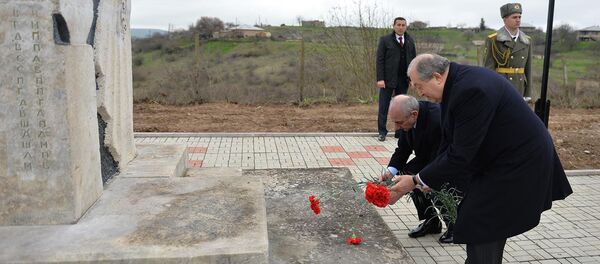 Президенты Армении и Карабаха Армен Саркисян и Бако Саакян возложили цветы перед манументом в честь павших солдат в апрельской войне (1 апреля 2019). Талыш - Sputnik Արմենիա